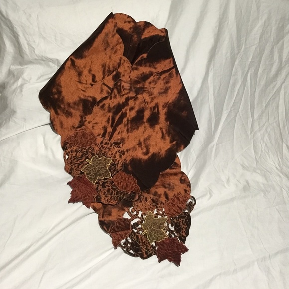 Beautiful Autumnal Table Runner 70in (178 cm) - Picture 5 of 9